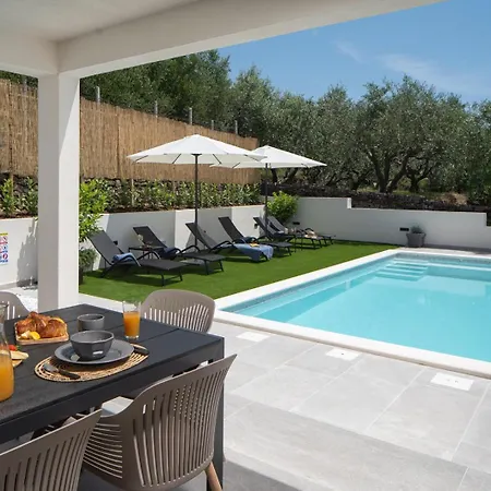 Gironi With Pool, Jacuzzi * Tugare