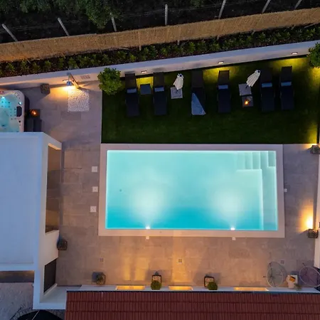 Gironi With Pool, Jacuzzi