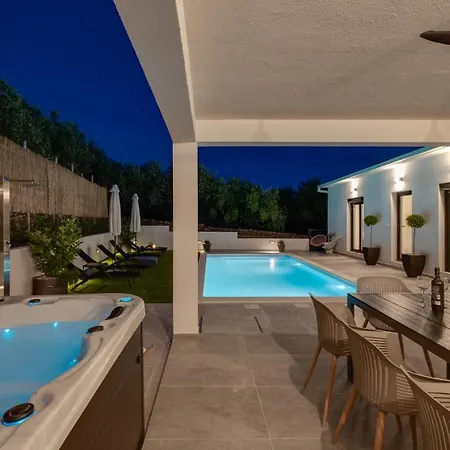 Gironi With Pool, Jacuzzi Apartamento