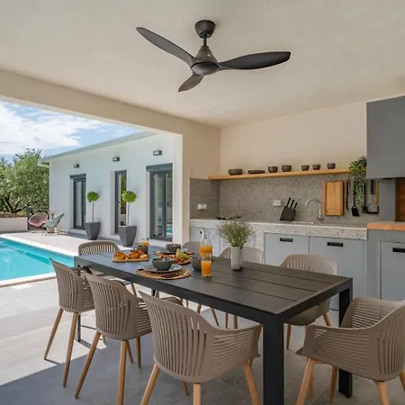 Gironi With Pool, Jacuzzi * Tugare