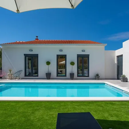 Gironi With Pool, Jacuzzi