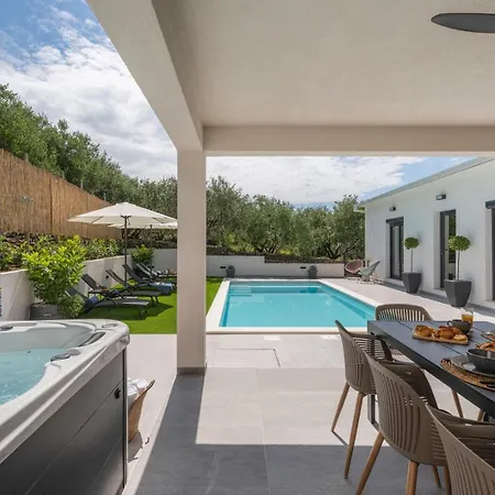 Gironi With Pool, Jacuzzi * Tugare