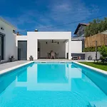 Gironi With Pool, Jacuzzi 公寓 Tugare