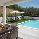 Gironi With Pool, Jacuzzi * Tugare