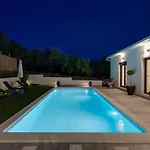 Gironi With Pool, Jacuzzi * Tugare