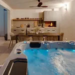 公寓 Gironi With Pool, Jacuzzi Tugare