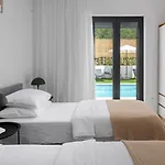 Gironi With Pool, Jacuzzi 公寓