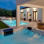 公寓 Gironi With Pool, Jacuzzi *