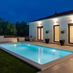 Gironi With Pool, Jacuzzi 公寓 Tugare