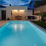 Gironi With Pool, Jacuzzi 公寓 Tugare