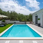 公寓 Gironi With Pool, Jacuzzi *
