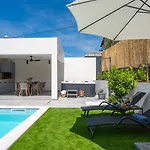 Gironi With Pool, Jacuzzi 公寓 Tugare