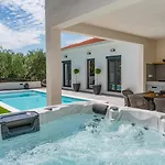 Gironi With Pool, Jacuzzi * Tugare
