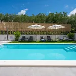 公寓 Gironi With Pool, Jacuzzi *