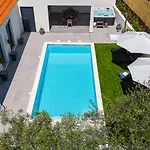 Gironi With Pool, Jacuzzi 公寓 Tugare