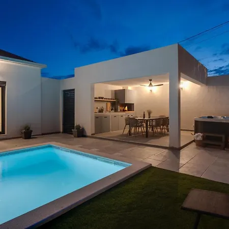 Gironi With Pool, Jacuzzi Tugare