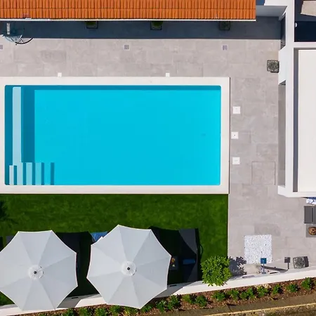 Gironi With Pool, Jacuzzi * Tugare