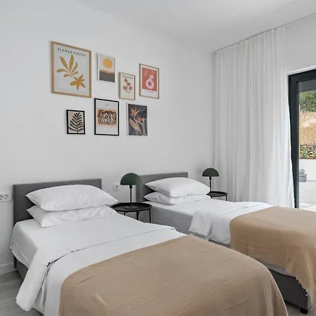 Gironi With Pool, Jacuzzi *