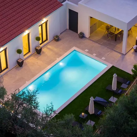 Gironi With Pool, Jacuzzi