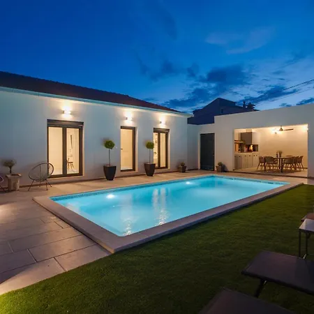Gironi With Pool, Jacuzzi 公寓 Tugare