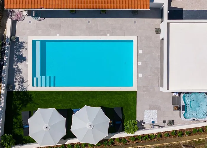 Gironi With Pool, Jacuzzi * Tugare
