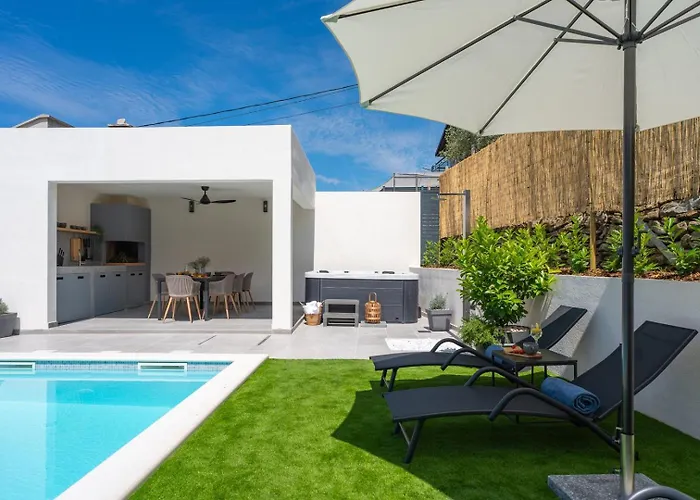 Gironi With Pool, Jacuzzi 아파트 Tugare