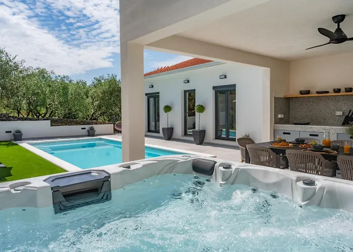 Gironi With Pool, Jacuzzi * Tugare