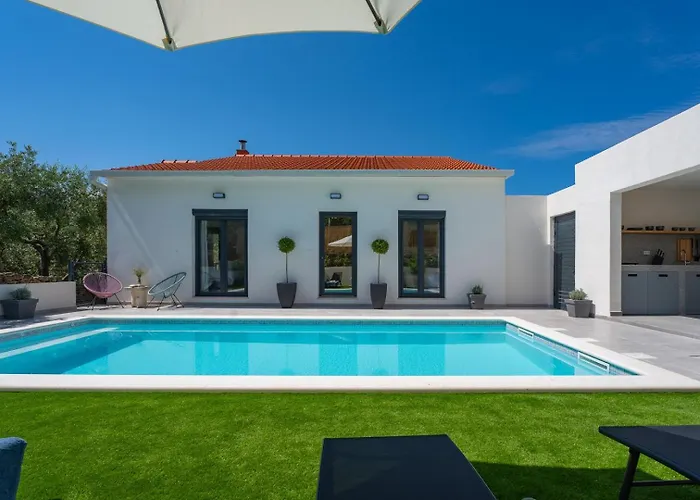 Gironi With Pool, Jacuzzi